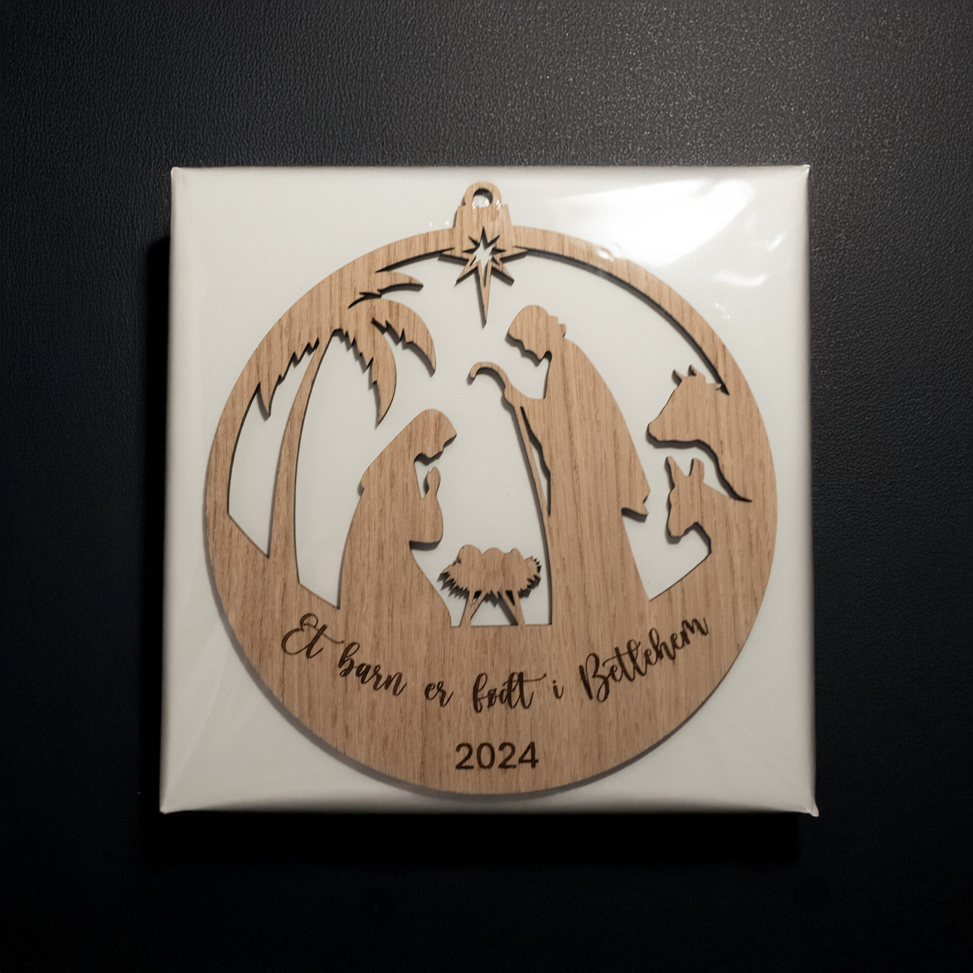 Årsophæng i træ med kristent motiv for 2024