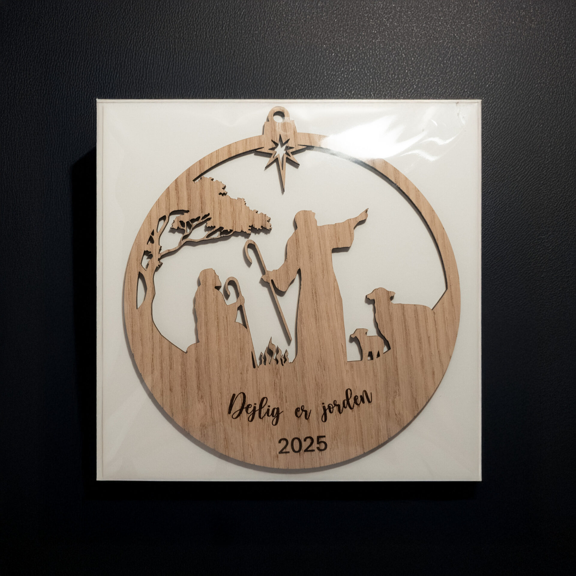 Årsophæng i træ med kristent motiv for 2025