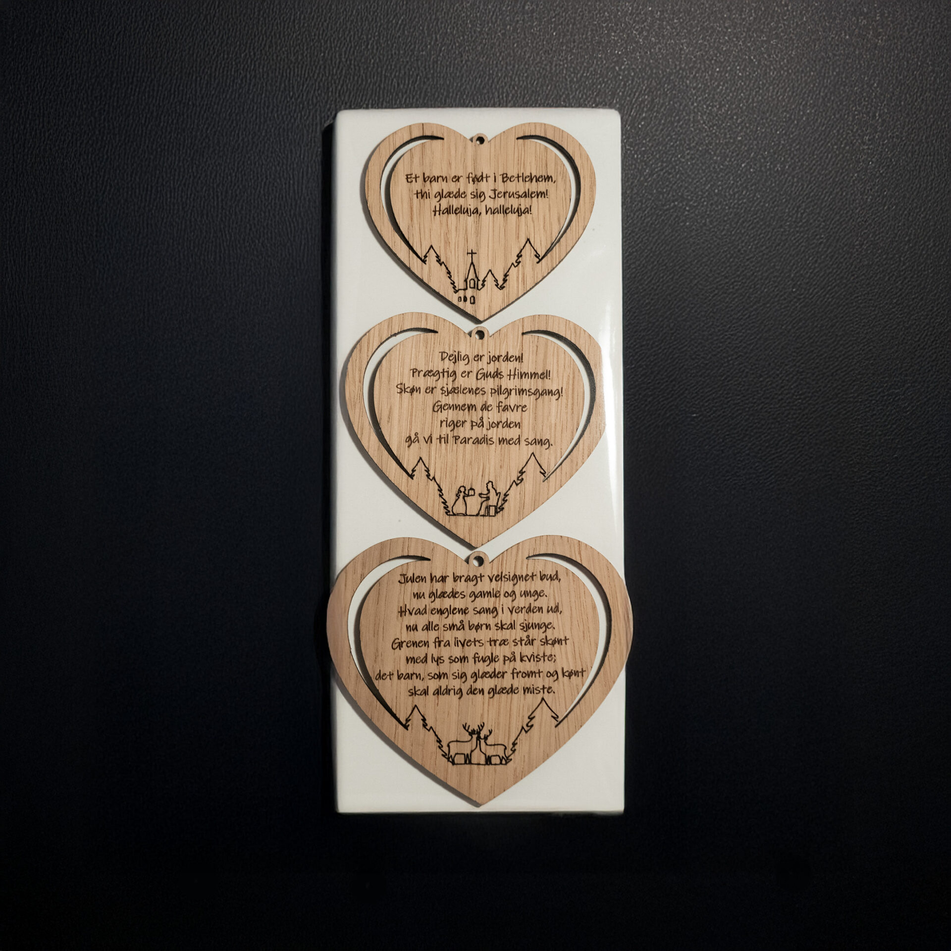 Julehjerter i træ med udskårne kristne tekster