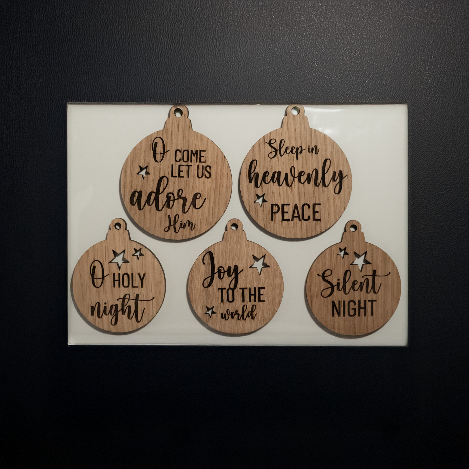 Julekugler i træ med kristne motiver