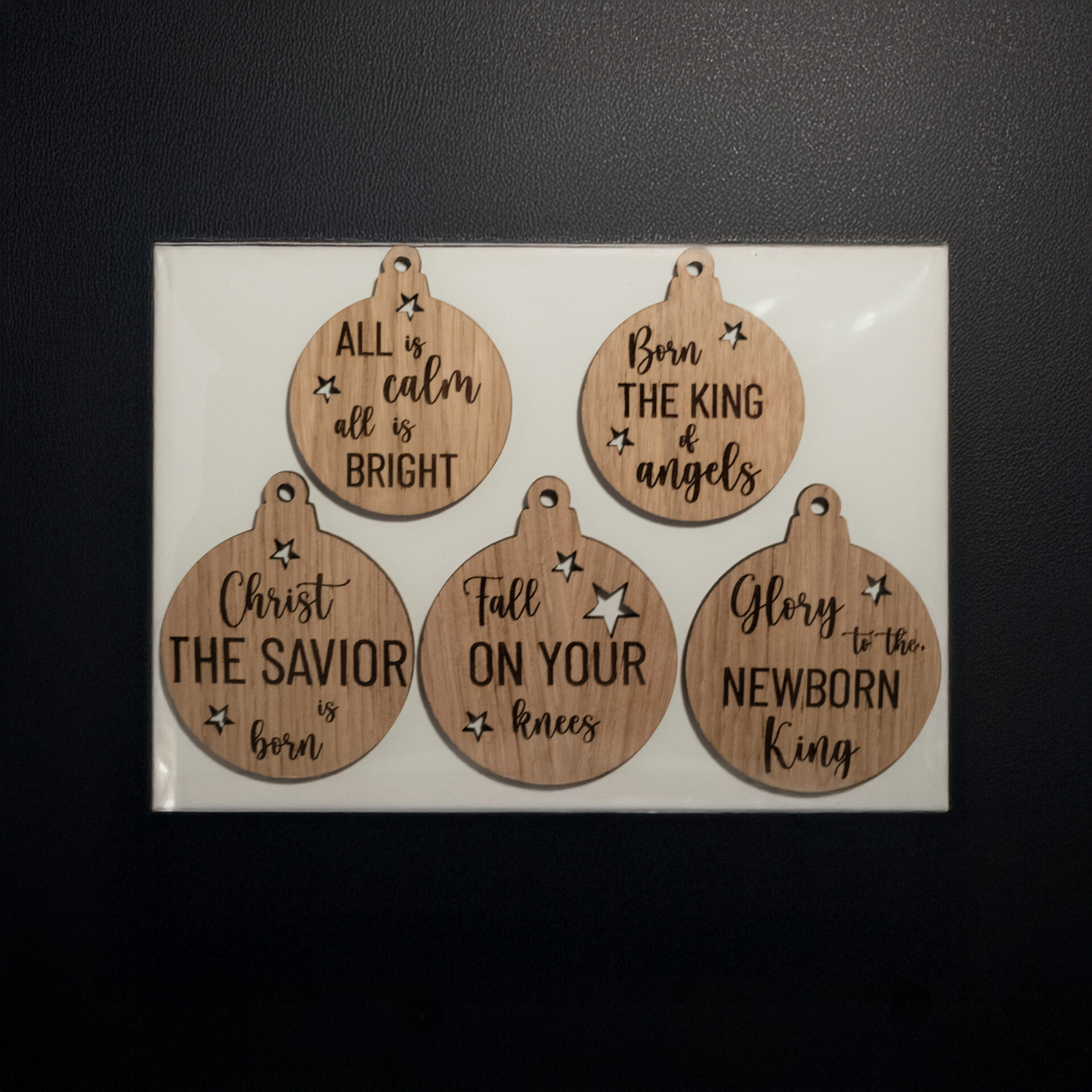 Julekugler i træ med kristen symbolik