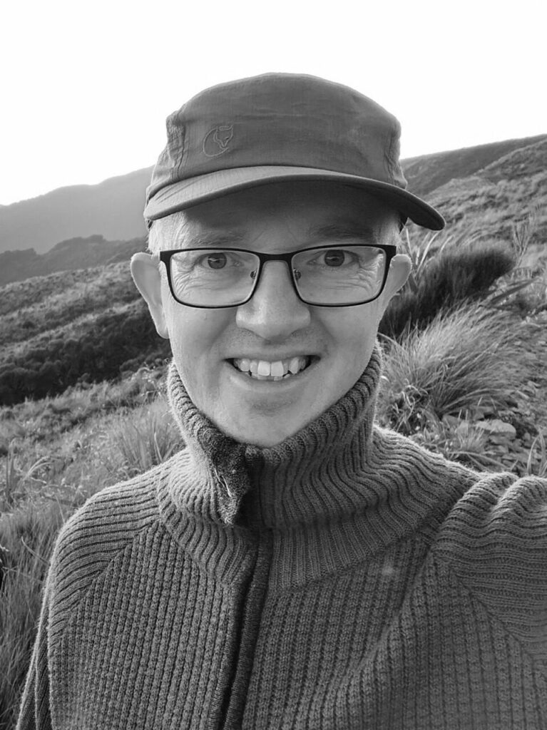 Forside 20 Bibelvers kreatør – portræt af Kim Engrob Bøndergaard, skaberen bag Bibelvers i træ fra Wooden Words